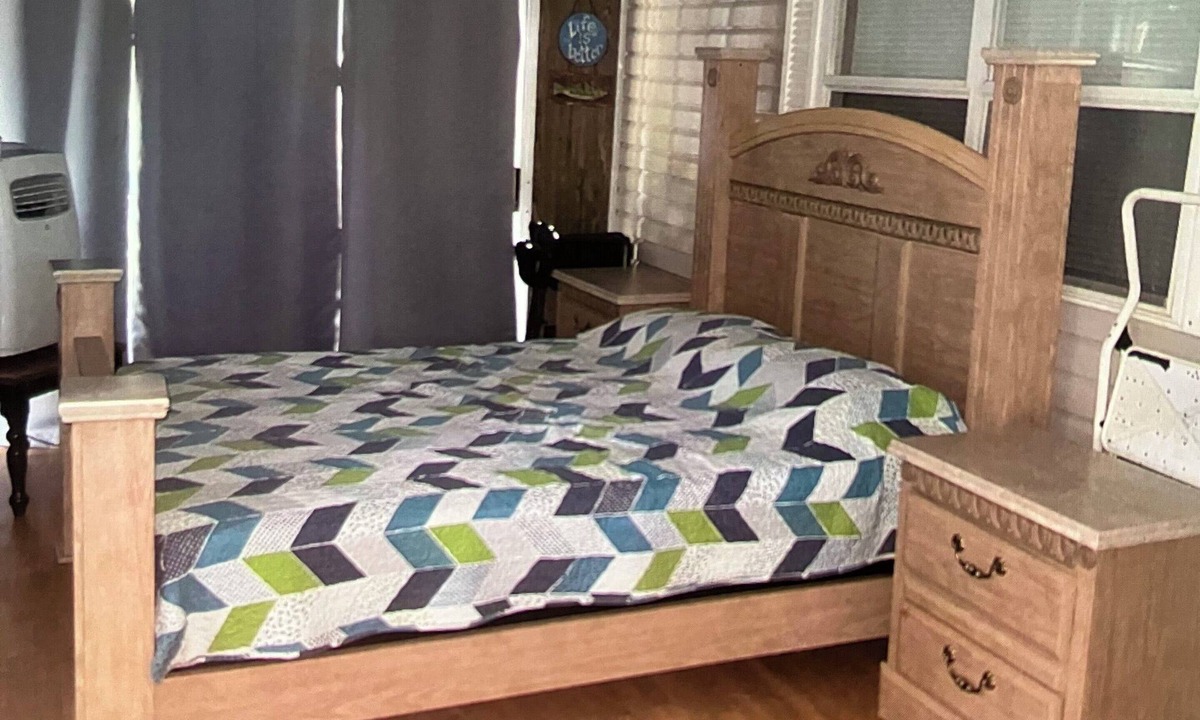 Sherkston Cottage | 5 minutes from beach, 3 minutes from playground & swimming pool & front gate