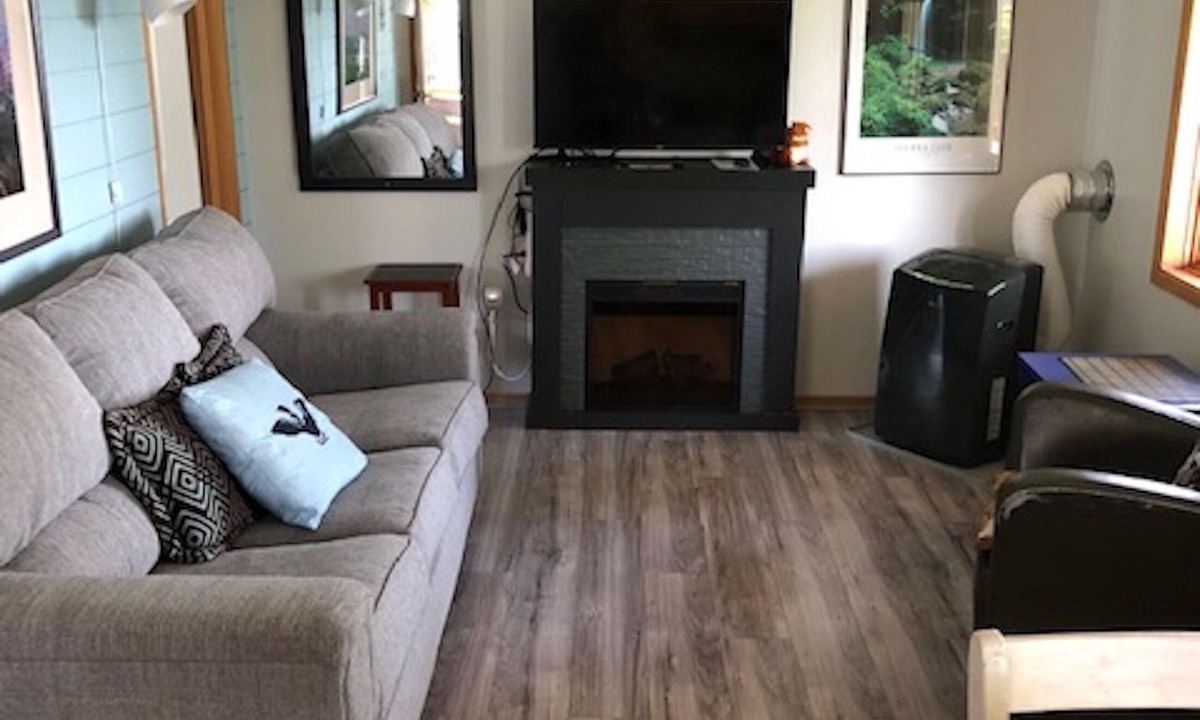 Georgian Bay Cabin | 5 minutes from Hwy 400. 155 feet of waterfront, sandy shoreline with docking.