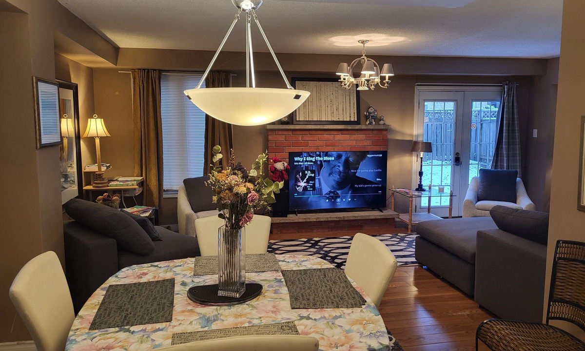 Hamilton House | 5 minutes to Limeridge Mall, and to the hyways to Niagara Falls, to Toronto
