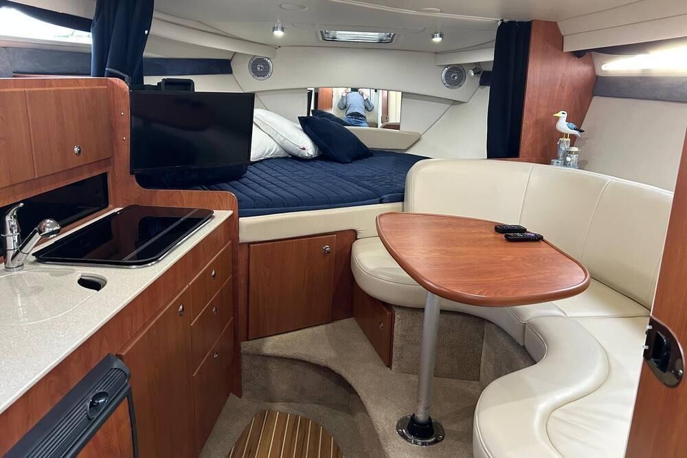 Richmond City Centre Boat Rental | 5 minutes to YVR, 30 minutes to downtown. Stay cozy on a boat!