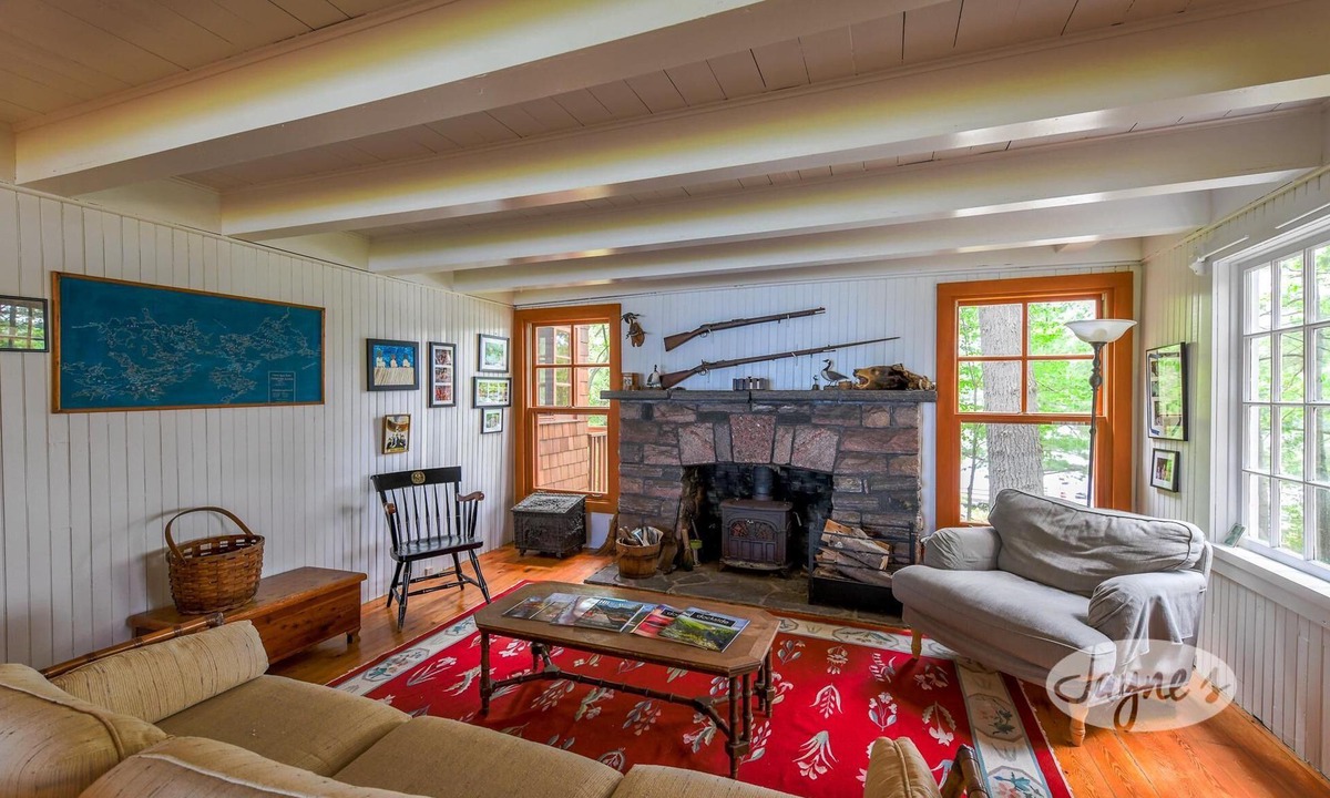 Muskoka Lakes Cottage | 6 bdrm, 5 bath, Old Muskoka, Rare sandy walk in! 800' frontage! Lake Joe!