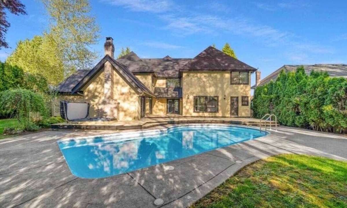 Fleetwood House | 6 bdrm home w pool/hot tub/pool table/bar/kareoke