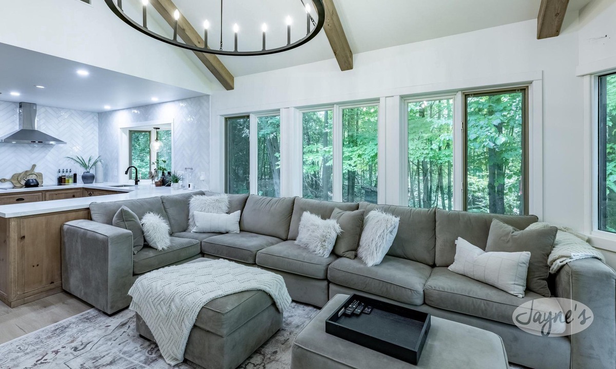 Oro-Medonte Cottage | 6 bedroom 4 bathroom cottage on Bass Lake near Orillia
