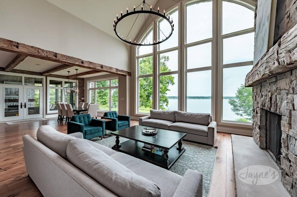 Innisfil Cottage | 6 Bedroom, 5 Bath on Kempenfelt Bay on Lake Simcoe