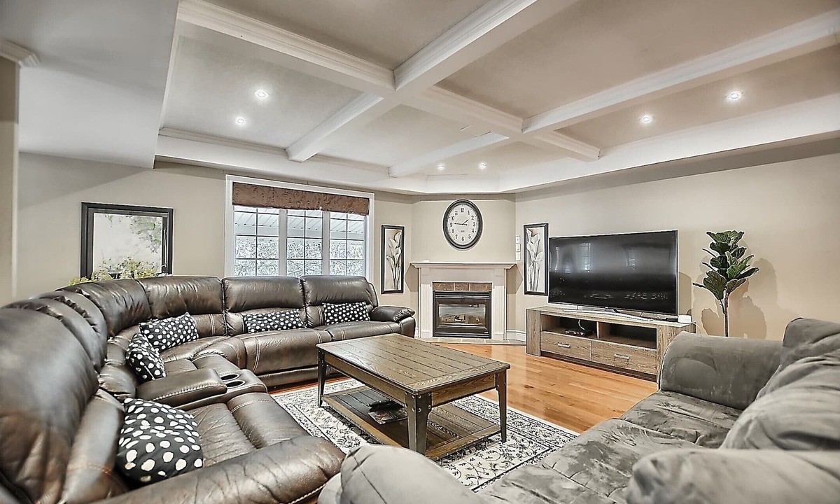 Alcona House | 6 Bedroom Large Family Home near Lake Simcoe & Innisfil Beach - Patio & BBQ