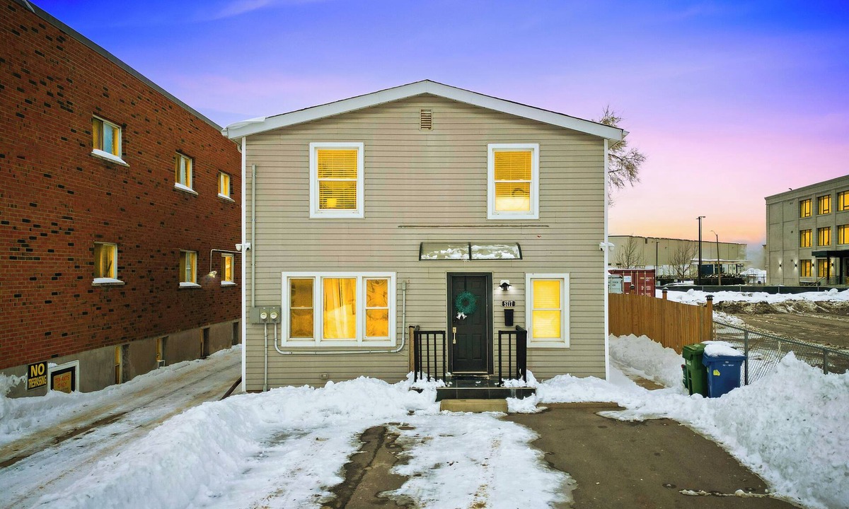 Niagara Falls House | 6BR Family Escape – Separate Floors, 5 Min to Fallsview | Free Parking + Wine