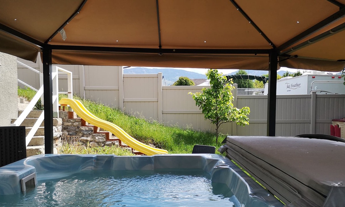 Rutland House | 7 Bdr House, Central location, AC, HOT TUB & VALUE!