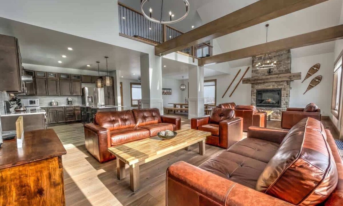 Collingwood Cottage | 7 bdrm Luxury,7 baths,Private Beach Access, Hot Tub