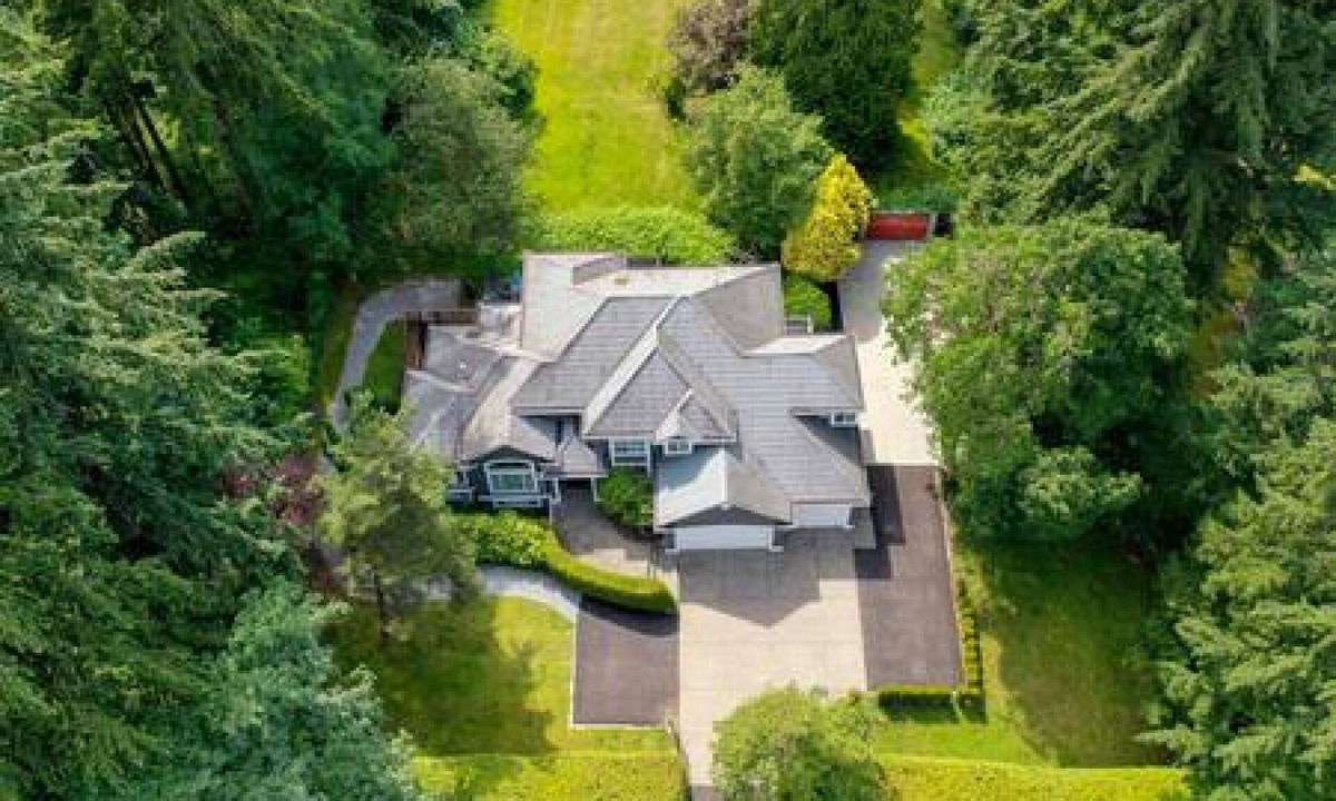 Surrey House | 8-Bed Acreage Retreat, Hot Tub, Morgan Creek Golf