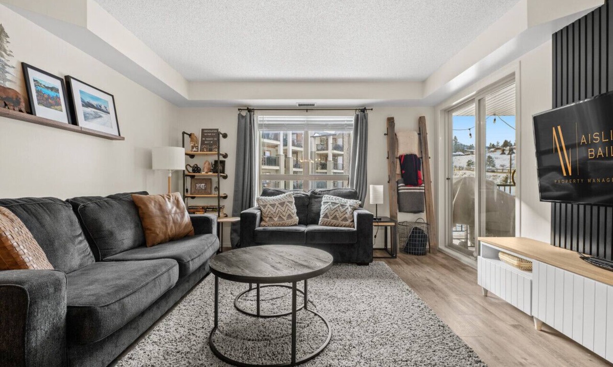 Invermere Apartment | 9 Peaks | Scandinavian | Pool | Hot Tub | Beach