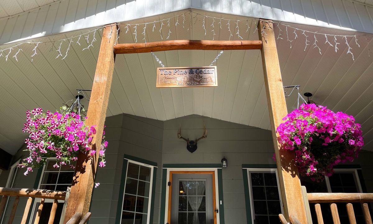 Kootenay Boundary Cottage | A cottage in the woods by the lake