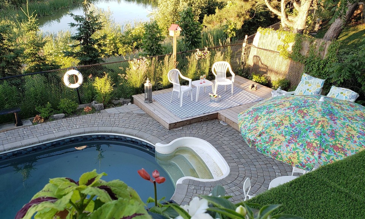 Newmarket House | A family-friendly getaway, with outdoor pool and beautiful view!