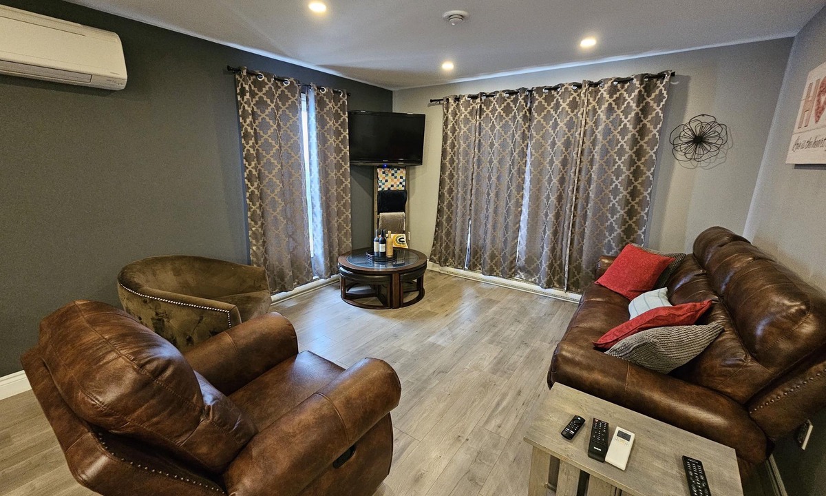 Scotsville House | A great hilltop getaway with unbelievable sunsets and privacy.