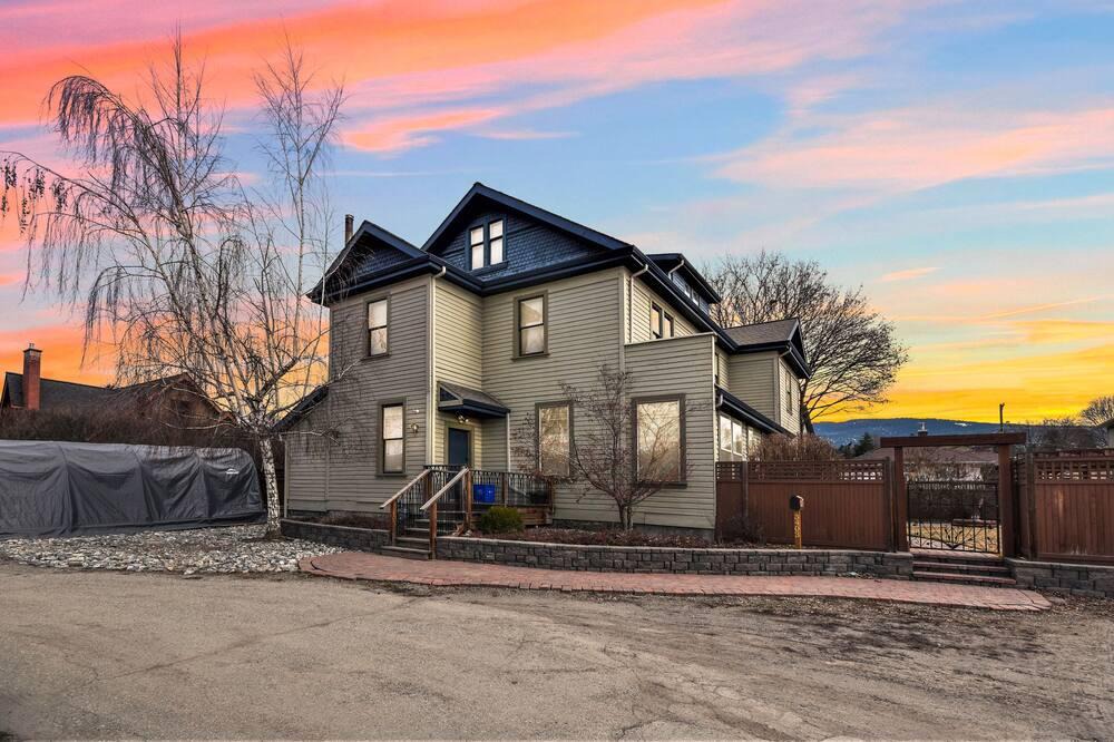 Vernon Apartment | A Ground Level, 1 Bed/1 Bath Suite Situated in the Historical Carew House