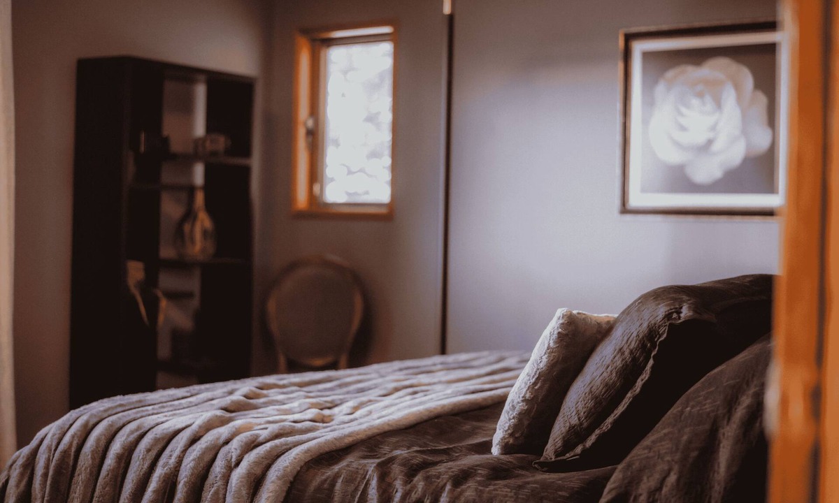 Southeast Kelowna Bed & Breakfast | A peaceful retreat surrounded by nature! Large outdoor space w/hot tub & sauna