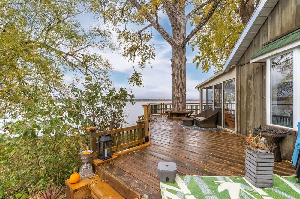 Prince Edward House | A quick car ride to the Sandbank beaches along with many other hot spots.