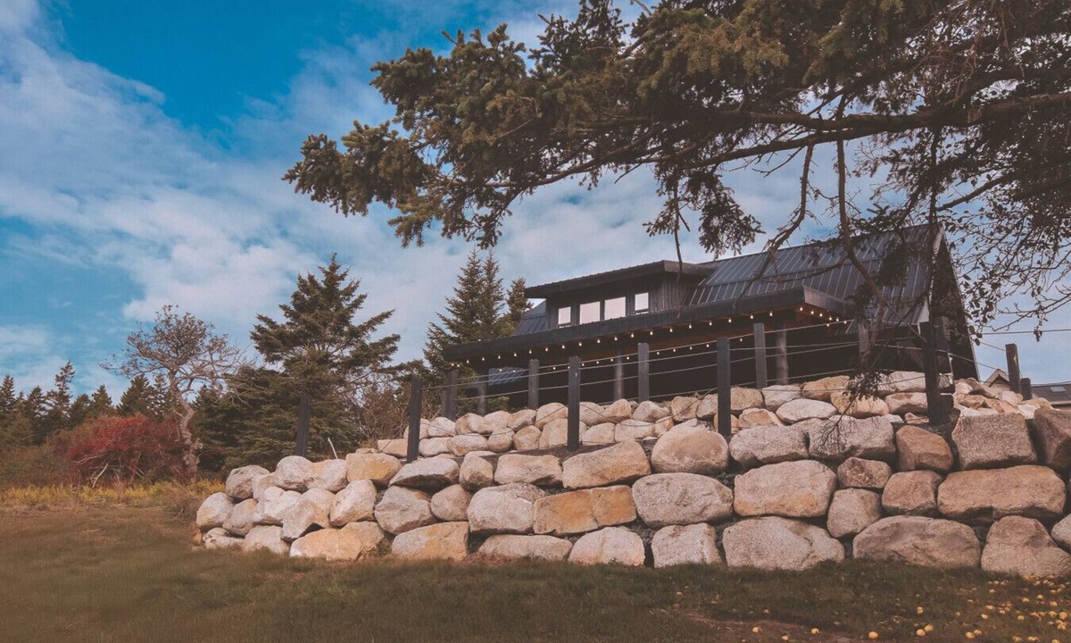 Riverport Cabin | A reconstructed German LogHaus and sanctuary of unmediated coastal observation.