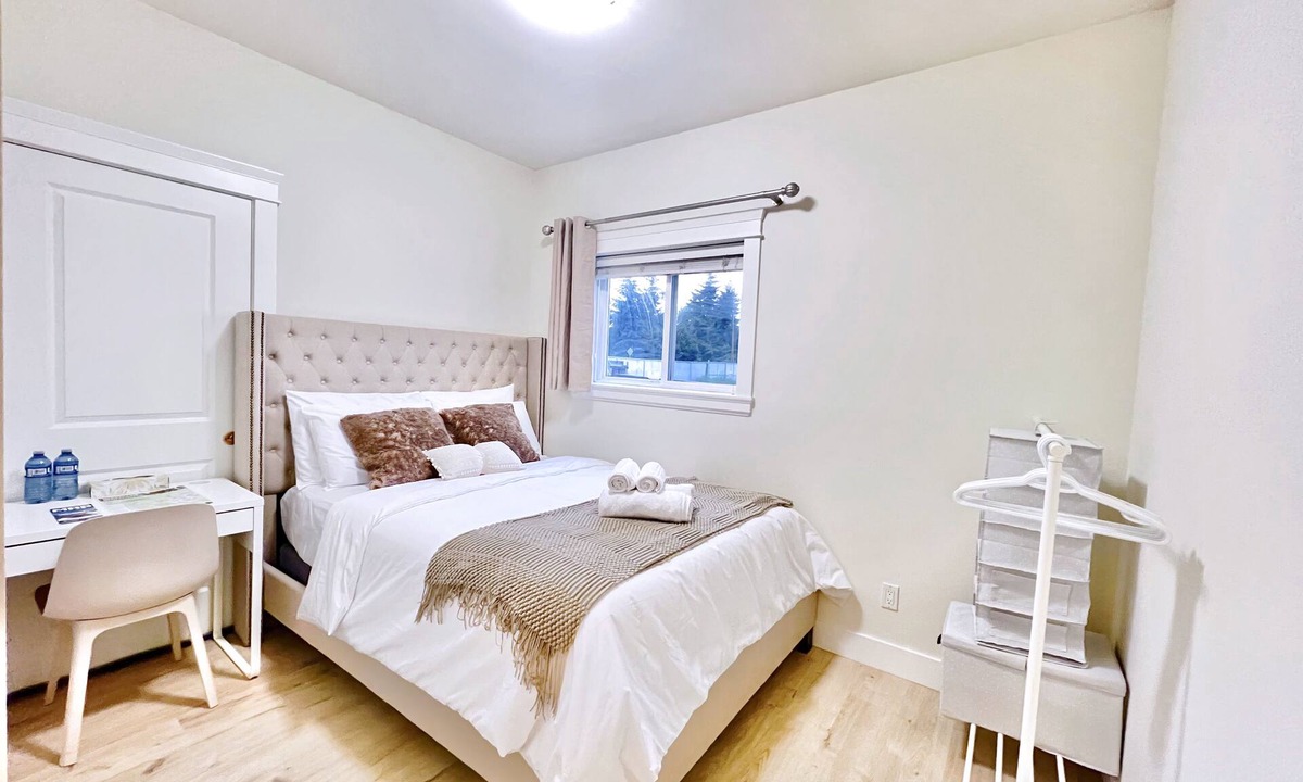 Richmond House | *AC/8mins-YVR/Private Bathroom Suite/Separate Entry/Free Parking/Near Skytrain