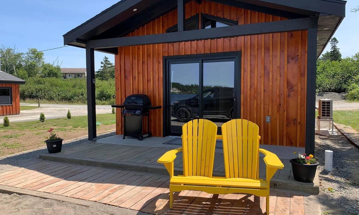 Clare Cottage | Adventure Cabin too! Cosy cabin on lake edge