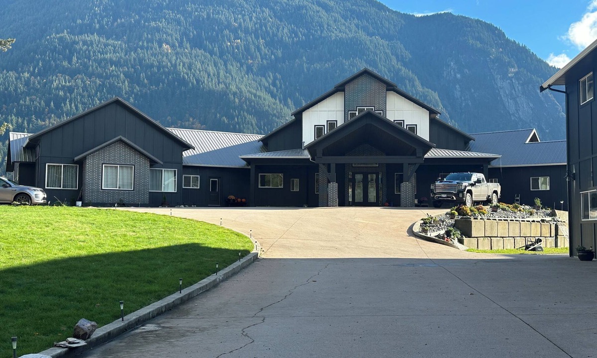 Hope Apartment | All New Retro Design Carriage House on the Fraser River