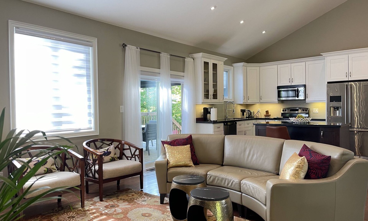 Lafontaine House | All season house, for family get away, with hot tub, children friendly beaches