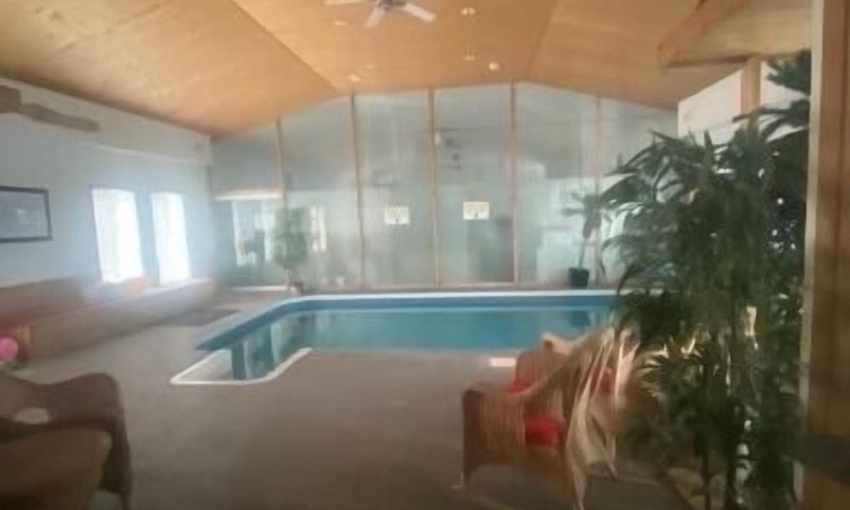 Rideau Lakes House | All Year Lakefront Getaway in a private guest rm & indoor pool/Sauna on QEstate