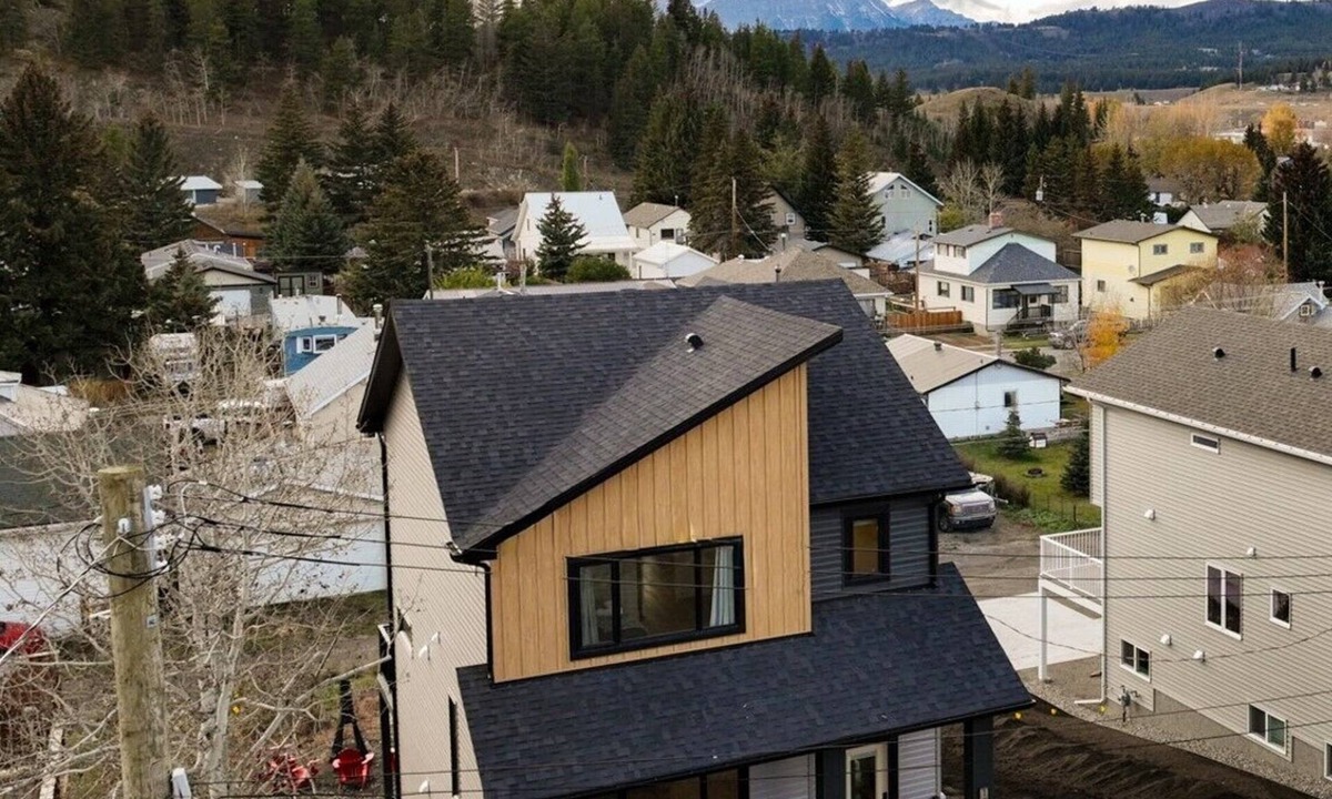 Coleman House | Alpine Retreat New Luxury 4 bedroom | Barrel Sauna, Steam Shower & Fireplaces