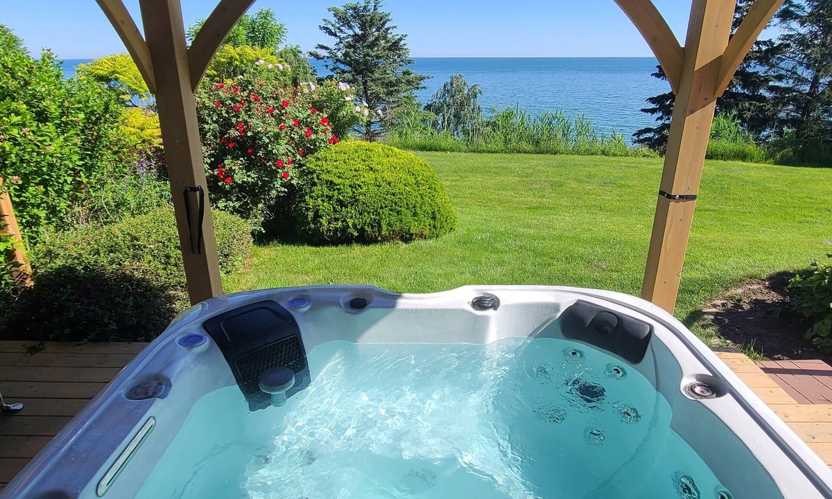 Jordan Harbour House | Amazing LakeHouse with Hot Tub