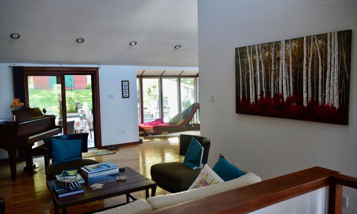 Grimsby House | Amazing Niagara Wine Country Cottage 3 Bdrm, 3 bath, Lake/TO Skyline