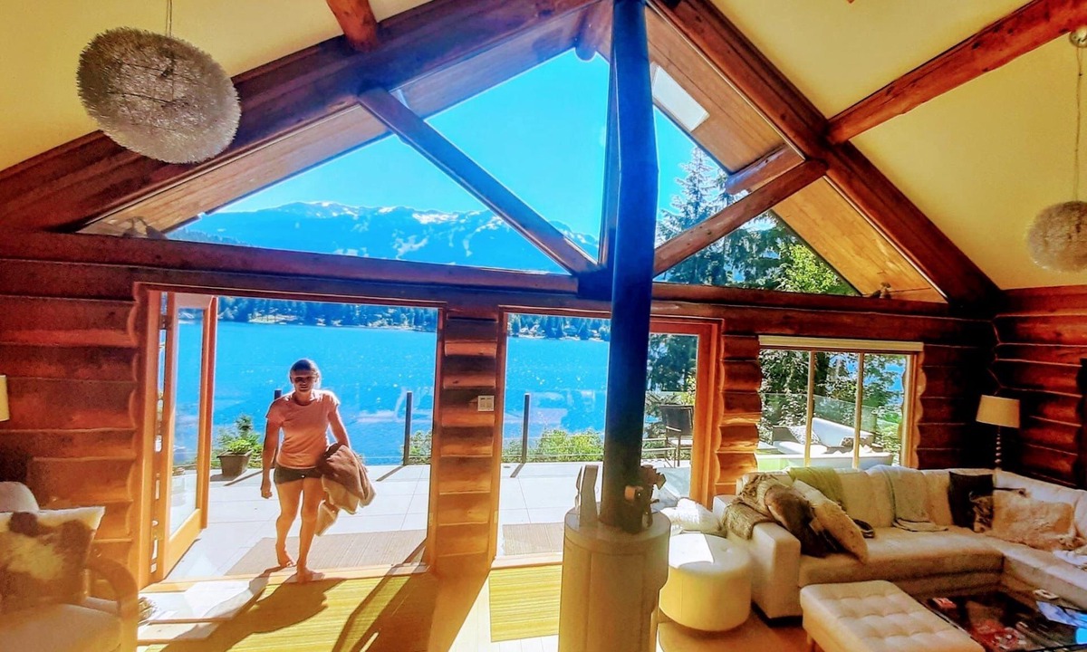Whistler Ski Chalet | Amazing views, waterfront, luxury log cabin close to slopes 3 BR, 2 bath