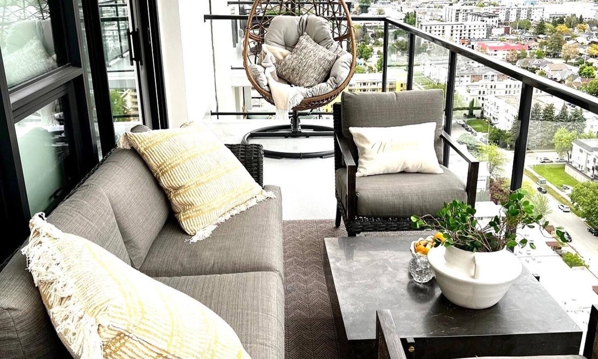 Downtown Kelowna Condo | An exquisitely designed penthouse on 24th floor with breathtaking views.