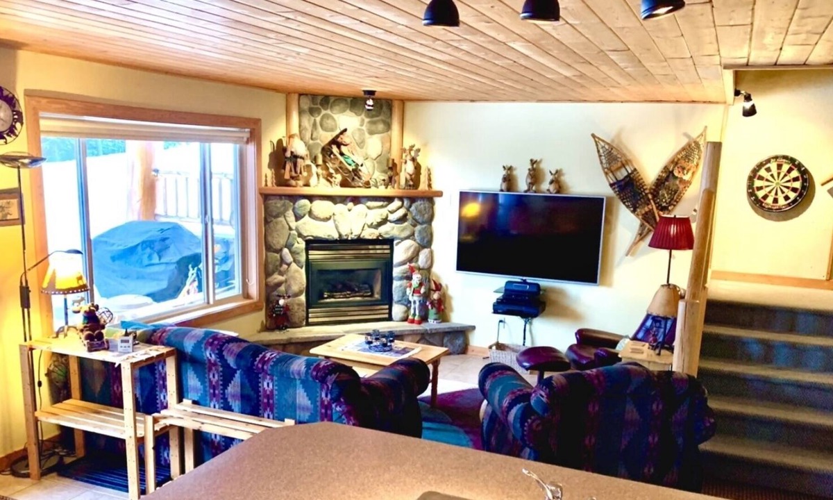 Apex Mountain Condo | Apex Ski in Ski Out Luxury Winter Retreat with Hot Tub