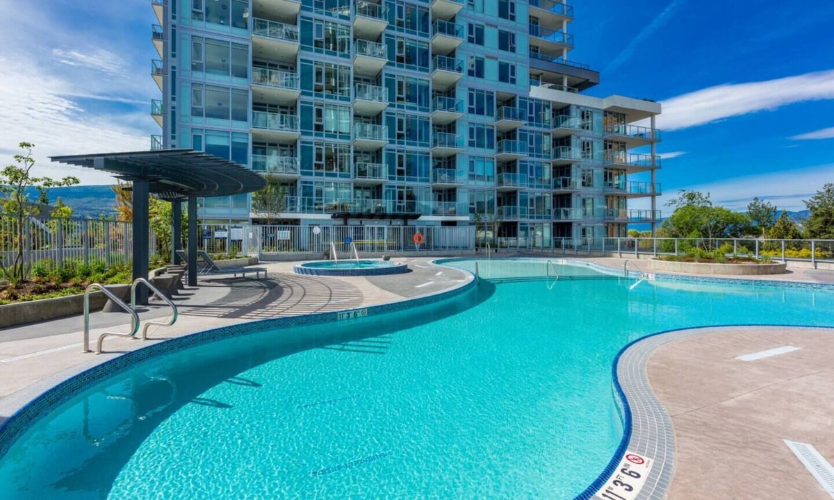 South Pandosy Apartment | Aqua Oasis Beach Front Resort
