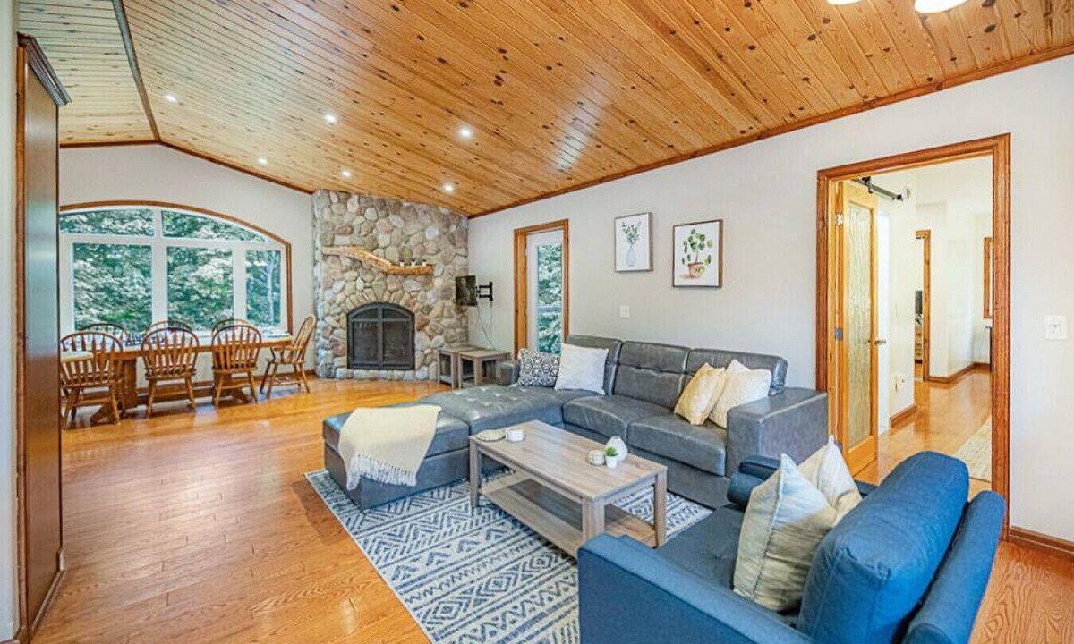 Perry Cottage | Arrowhead * Hiking * Hot Tub * Secluded * Sauna