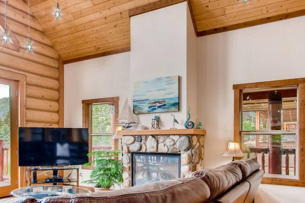 Christina Lake Ski Chalet | Available April 1/23. Monthly rentals only @ $5000 per month.