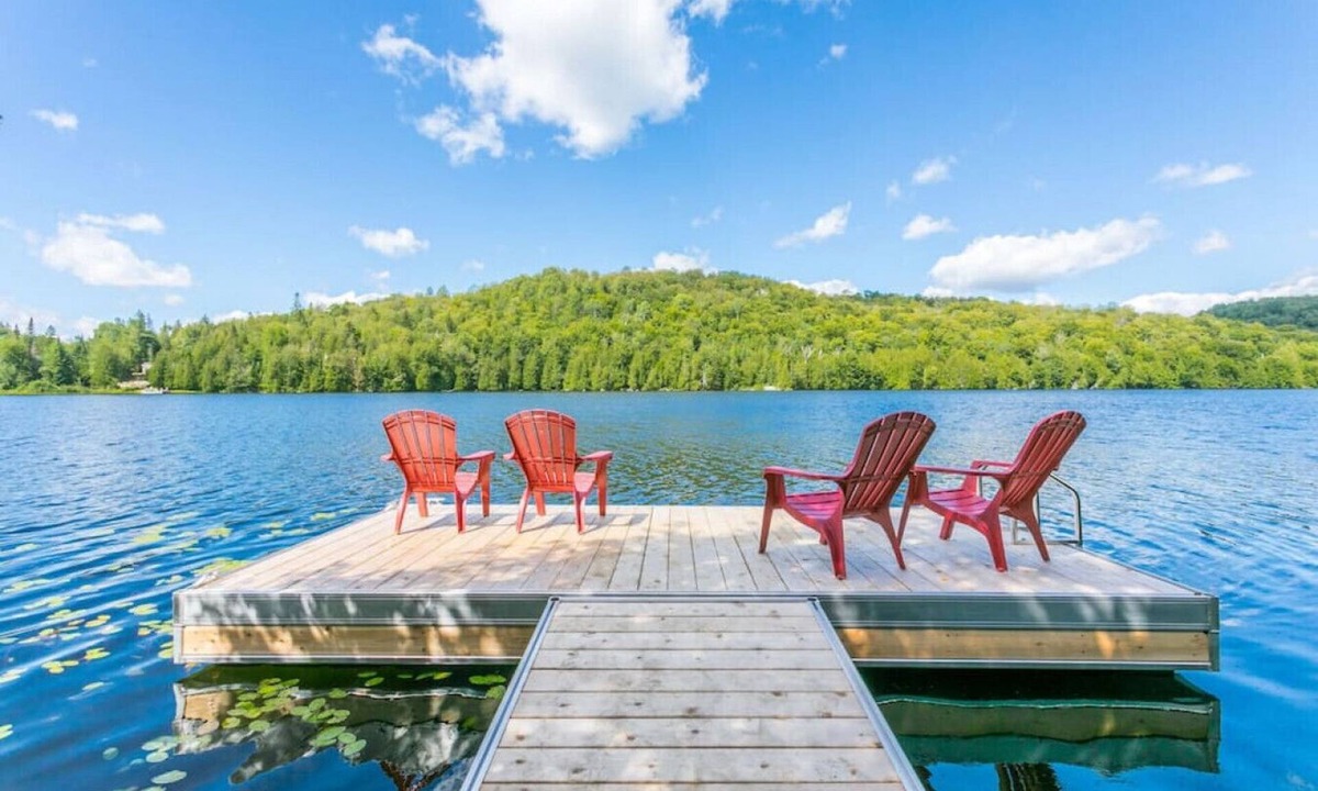 St-Adolphe-d'Howard Ski Chalet | Avec son quai privé sur le lac