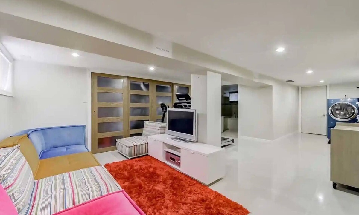 Dufferin Grove Apartment | Bachelor apt. Twenty minutes to BMO field. Close to Ossington and Dundas West.