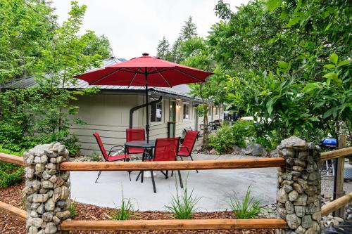 Christina Lake Hotel | Barefoot Villas and Retreat