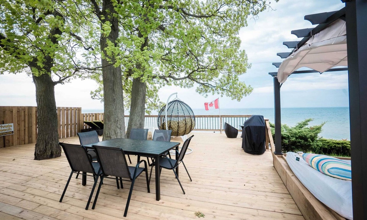 Crystal Beach House | Beach Front Family Cottage Ping Pong & Karaoke!