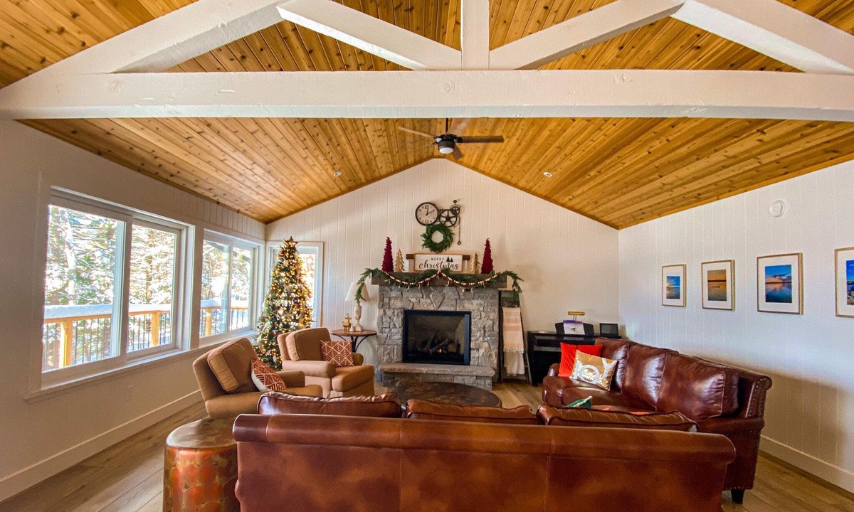 Port Carling House | Beach Waterfront Home, Large Decks, sunset views, chefs kitchen, family friendly