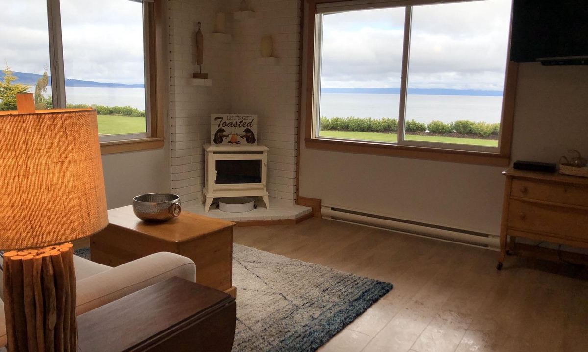 Regional District of Nanaimo Apartment | Beachfront Seasuite Near Qualicum Boasts Stunning View