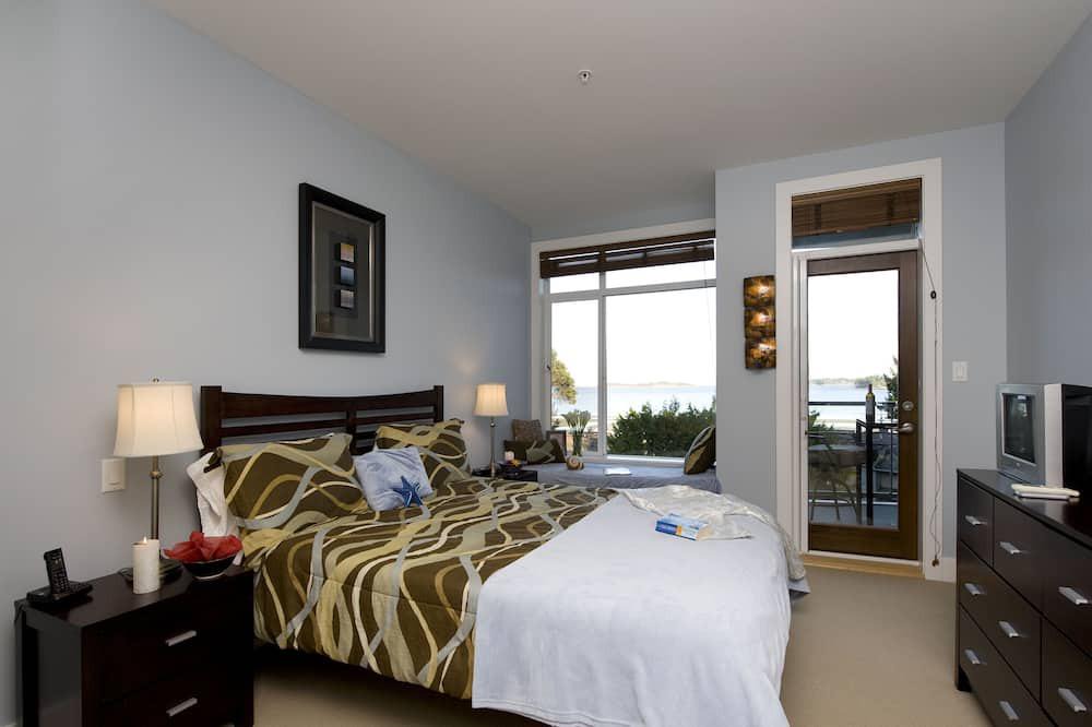 Regional District of Nanaimo House | Beachside Condo with Amazing Sea Views!