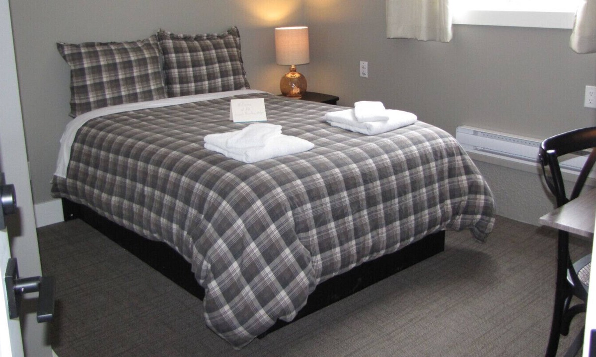 Stewart Condo | Bear Valley King Suite - Stewart Mountain Lodge double size bed room