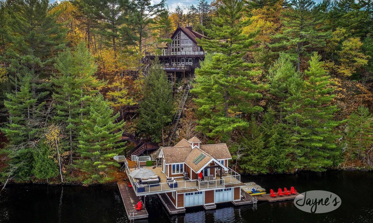 Muskoka Lakes Cottage | Beautiful 5bed, 4bath Rosseau Lake cottage in private bay with home theatre!