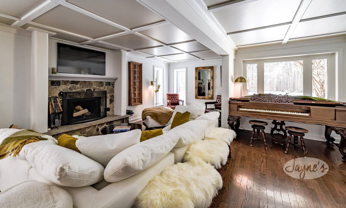 Collingwood Ski Chalet | Beautiful 5bed 5bath retreat in Collingwood! 5mins from Blue Mountain Village!