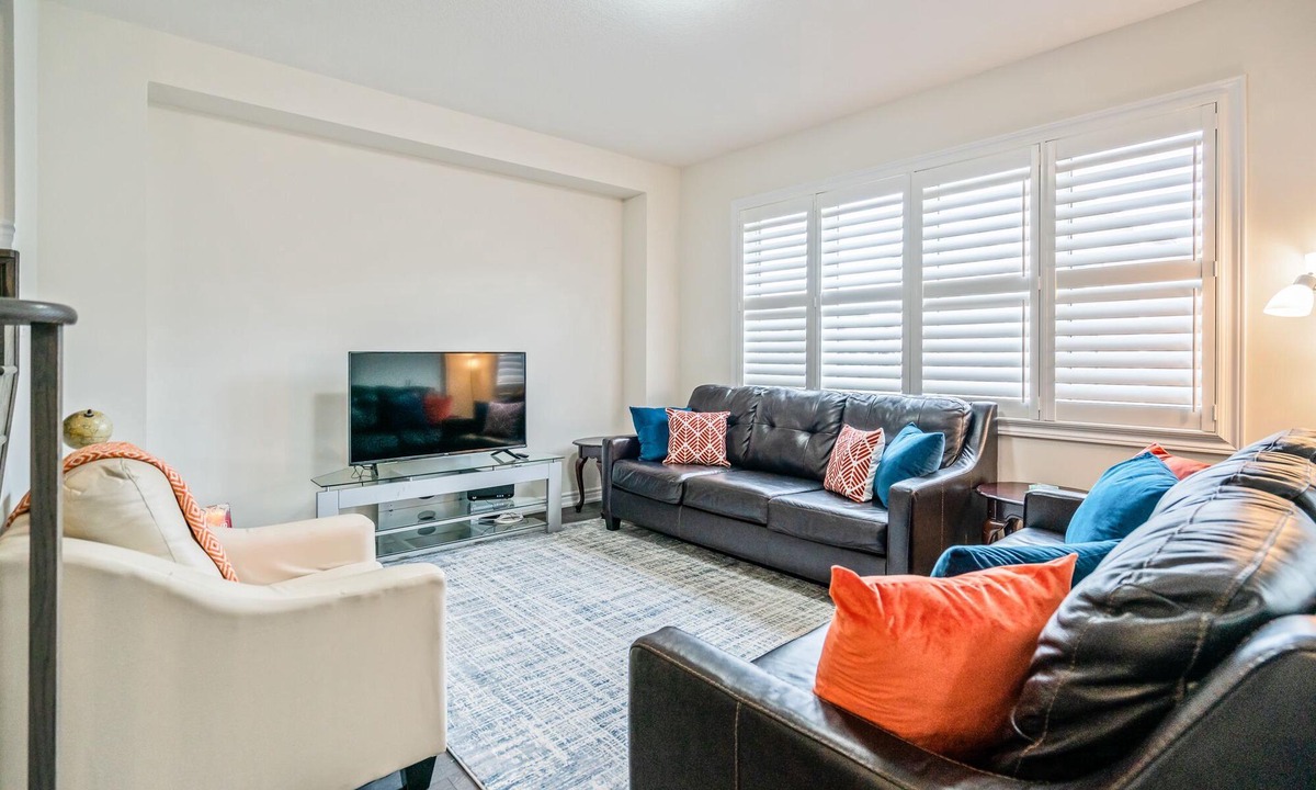 Thorold House | Beautiful and Brand New Home, 3 Bedroom Near Niagara Falls, Free Parking