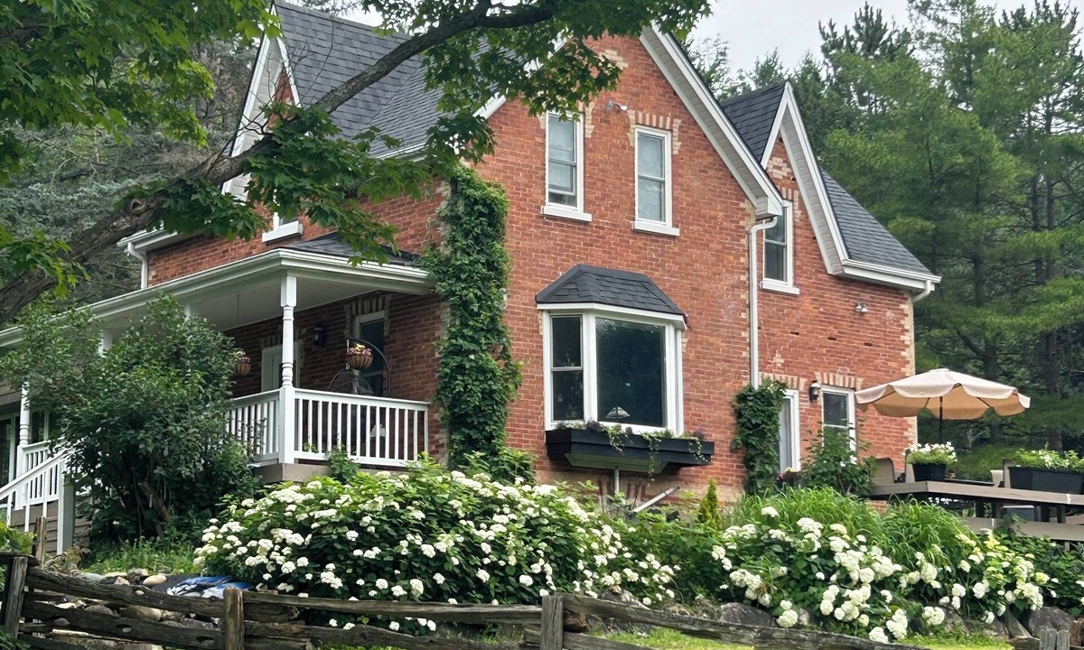 Grey Highlands House | Beautiful and serene. private farmhouse on acreage. Gorgeous views over valley.