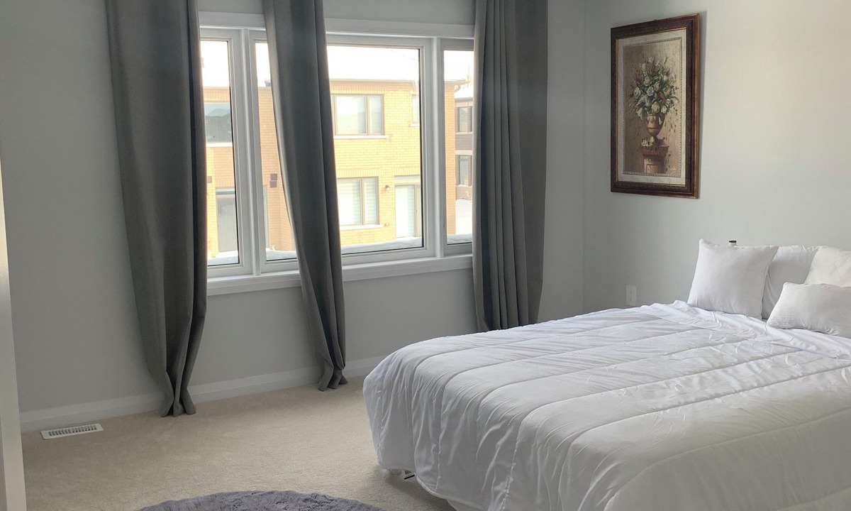 Lindsay House | BEAUTIFUL & CLEAN LINDSAY TOWNHOME (MINS TO SHOPS)