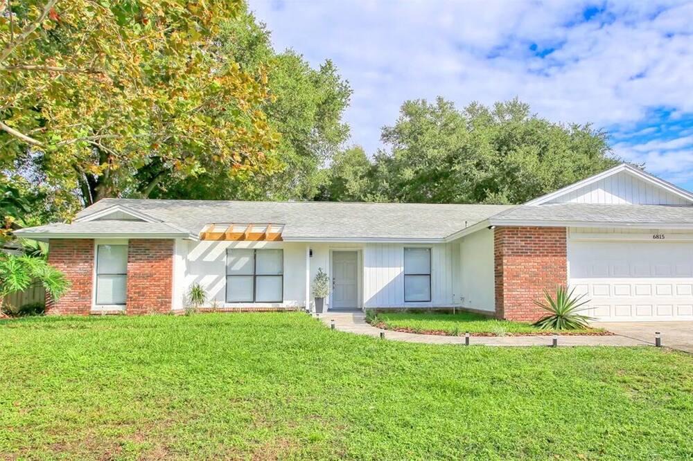 Delta House | Beautiful & Comfortable Private Room in Lovely Neighbourhood with All Amenities