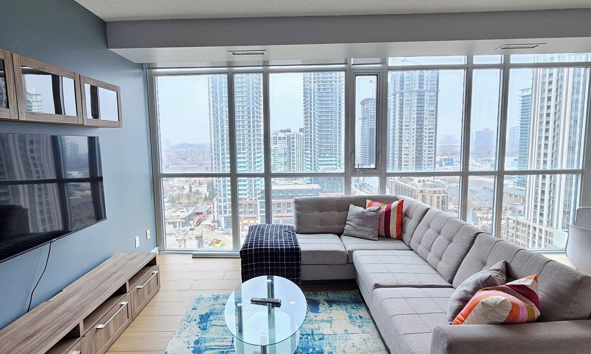 Downtown Mississauga Apartment | Beautiful Condo with spectacular views + 1 Parking in Mississauga Downtown